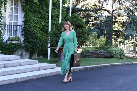 13/07/2021. The Minister for Education and Vocational Training, Pilar Alegría, walks through the gardens of La Moncloa